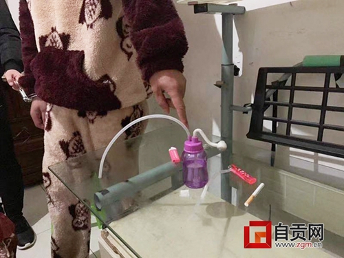 自贡:四个娃娃在客厅耍 妈老汉在卧室里吸毒(图2) 自贡:四个娃娃在客厅耍 妈老汉在卧室里吸毒(图2)