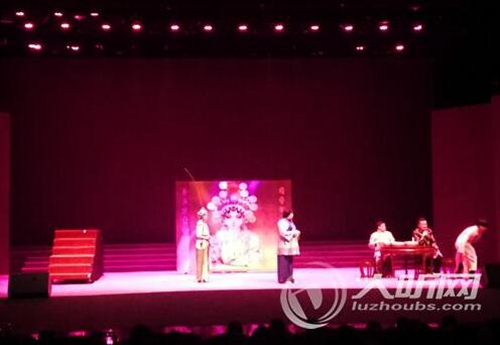 话剧《让子弹乱飞》在泸州精彩上演(图1)