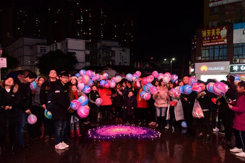 泸州男青年广场求婚&nbsp;2018年岁末幸福羡煞众人(图2)