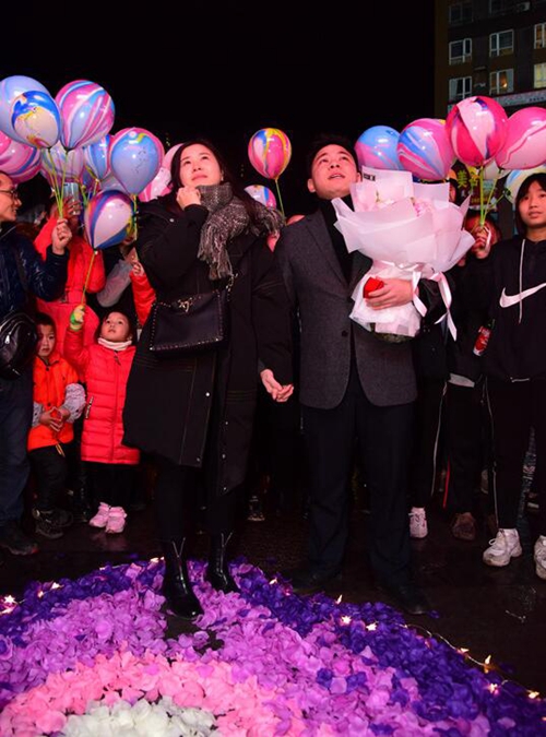 泸州男青年广场求婚&nbsp;2018年岁末幸福羡煞众人(图3)