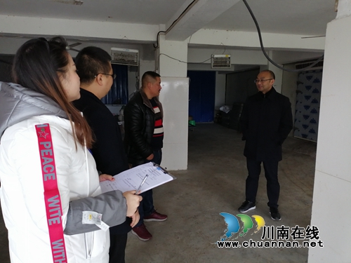 泸县食药监局到潮河镇督导冷冻食品安全工作(图2)