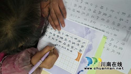 宜宾罗龙街道金鸡小学举行庆“元旦”硬笔书法比赛(图3)