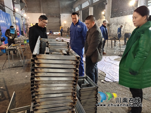 泸县城管执法局开展2019年春节氛围营造工作安全生产检查(图1)