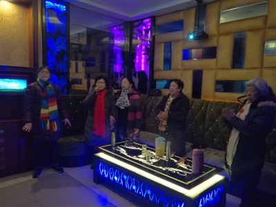 泸州七旬奶奶KTV飙歌：找乐子&nbsp;不添儿女麻烦(图1)