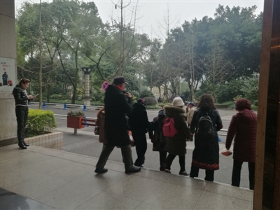 泸州七旬奶奶KTV飙歌：找乐子&nbsp;不添儿女麻烦(图2)