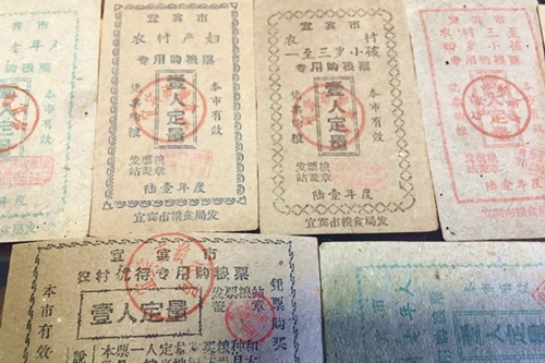 宜宾62岁老人收藏上千张粮票&nbsp;见证时代变迁(图2)