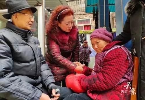 内江女子几十年如一日&nbsp;无偿照顾困难孩子老人(图3)