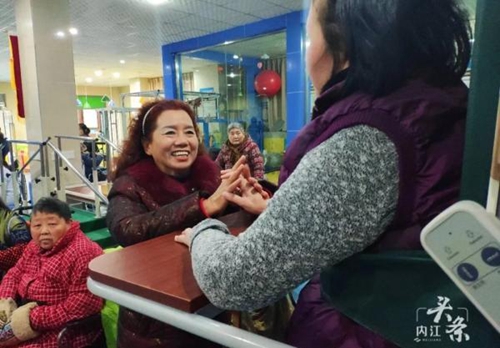 内江女子几十年如一日&nbsp;无偿照顾困难孩子老人(图4)