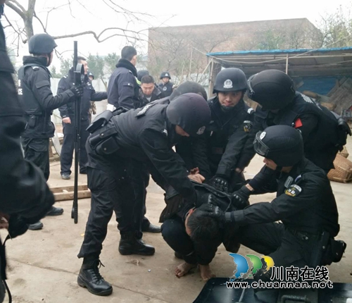泸县：“武疯子”行凶伤辅警&nbsp;多警种联手制伏(图1)