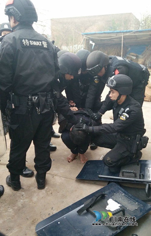 泸县：“武疯子”行凶伤辅警&nbsp;多警种联手制伏(图2)