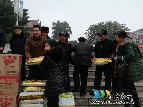 泸县国土局到太伏镇开展送温暖慰问活动(图1)