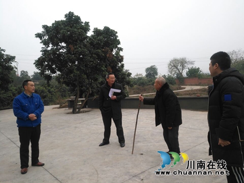 泸县海潮镇开展走访慰问贫困户行动(图1)