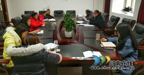 合江县档案局专题学习《***中央国务院〈关于打赢脱贫攻坚战三年行动的指导意见〉》(图1)