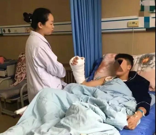 叙永滑坡援助：半小时集结&nbsp;医疗专家赶赴现场(图3)