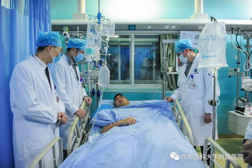 叙永滑坡援助：半小时集结&nbsp;医疗专家赶赴现场(图4)