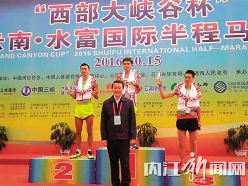 内江长跑健将 7年时间马拉松赛程超1000公里(图3) 内江长跑健将 7年时间马拉松赛程超1000公里(图3)