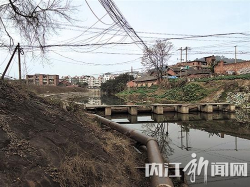 内江八旬老太落水&nbsp;养路工跳入冰冷河中施救(图1)