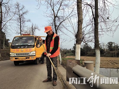 内江八旬老太落水&nbsp;养路工跳入冰冷河中施救(图3)