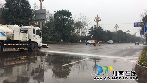 泸县城管执法局冲洗县城道路迎新春(图1)