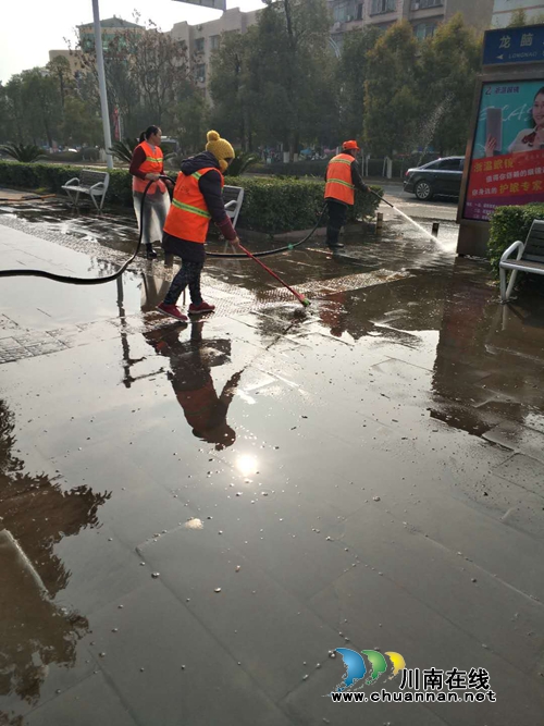 泸县城管执法局冲洗县城道路迎新春(图2)