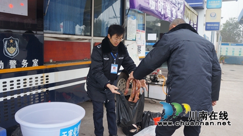 泸县立石镇对收缴到的猪肉食品进行无害化处理(图2)