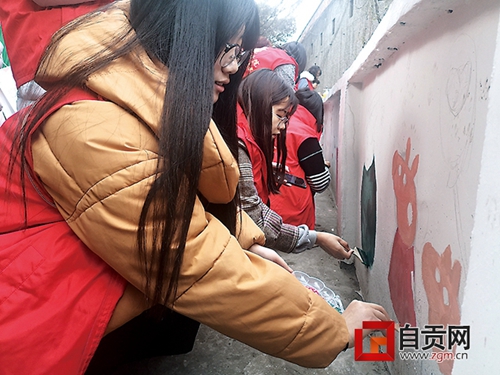 自贡：改善老旧社区面貌&nbsp;志愿者手绘文化墙(图1)