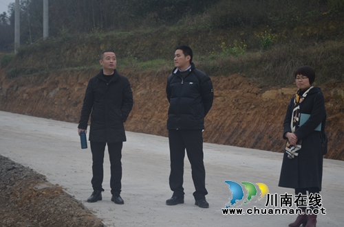 泸县玉蟾街道开展公路建设项目推进情况调研(图1)