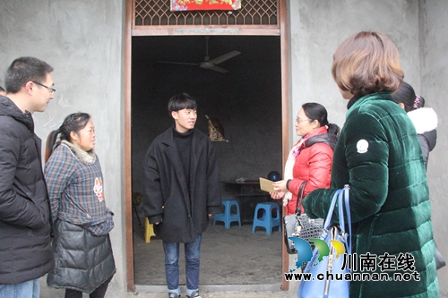 泸州市民宗局慰问到海潮镇慰问少数民族困难群众(图1)