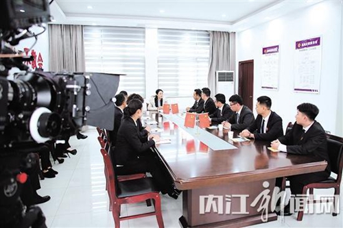 电影《庭审笔记——村居法律顾问》在内江杀青(图2)