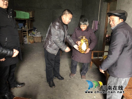 泸县城管执法局春节慰问送温暖活动(图3)