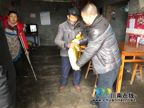泸县城管执法局春节慰问送温暖活动(图2)