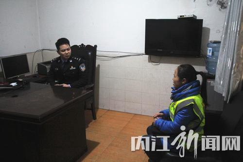 内江收费员弄丢车钥匙赔钱落泪 民警帮忙找回(图2) 内江收费员弄丢车钥匙赔钱落泪 民警帮忙找回(图2)