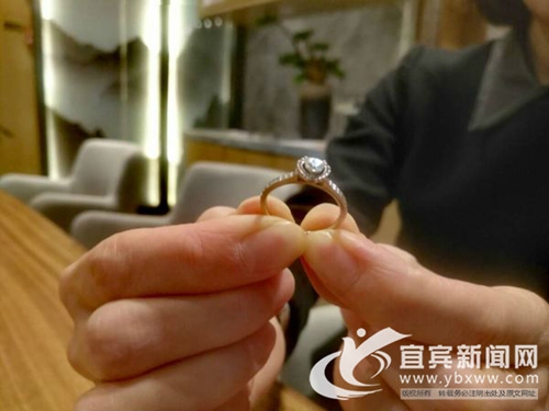 结婚钻戒遗失酒店大厅&nbsp;失主点赞拾金不昧宜宾人(图1)