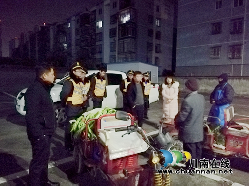泸县城管执法局规范县城蔬菜批发早市经营秩序(图1)