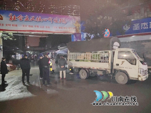 泸县城管执法局规范县城蔬菜批发早市经营秩序(图2)