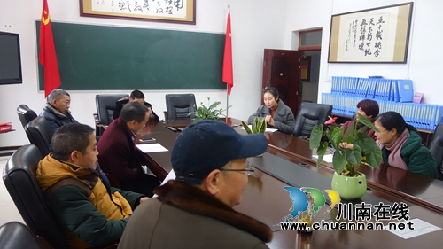 合江九支中学教师集中学习《个人所得税法》(图1)