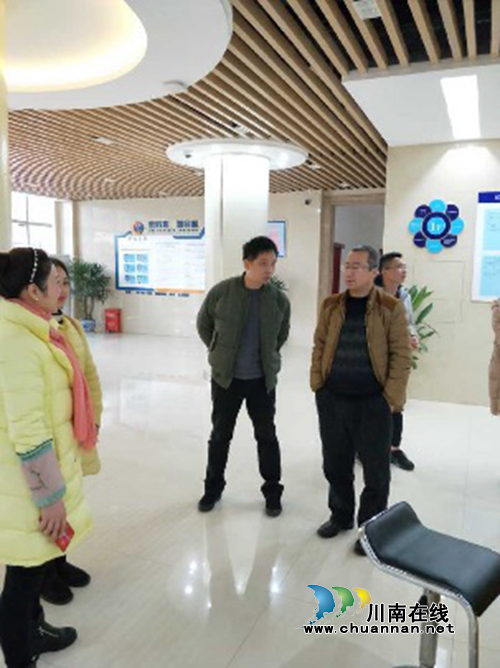 江阳区人社局到张坝街道检查劳动保障工作(图1)