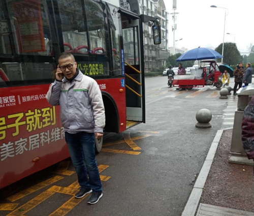 泸州公交司机停车照顾老人&nbsp;全车乘客点赞太暖心(图1)