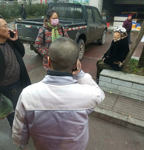 泸州公交司机停车照顾老人&nbsp;全车乘客点赞太暖心(图2)