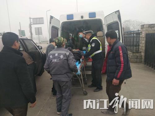 大雾封路病人危在旦夕&nbsp;内江交警打通生命通道(图1)