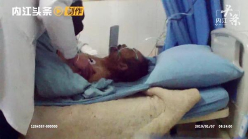 内江老人寒冬凌晨落入5米河沟&nbsp;警民接力救援(图3)