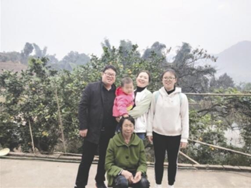 泸州乡镇医生的“二孩”：病人孩子代养近两年(图1)