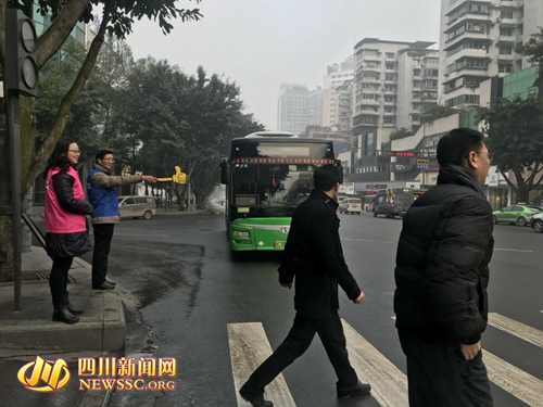 展现城市公交形象&nbsp;自贡启动百城礼让斑马线活动(图1)