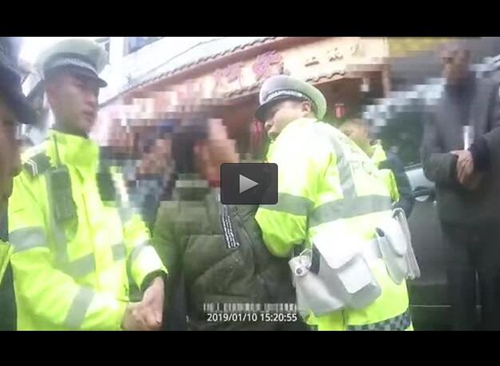 自贡女子辱骂执勤民警&nbsp;被拘5日(图1)