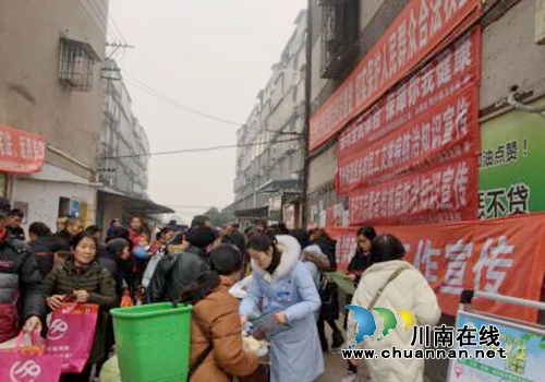 龙马潭区特兴街道开展返乡农民工艾滋病宣传活动(图1)