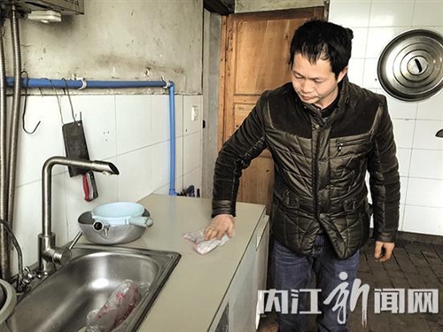 救人累倒住院&nbsp;内江男子怕添麻烦未痊愈就出院(图1)