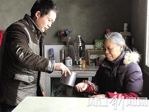 救人累倒住院&nbsp;内江男子怕添麻烦未痊愈就出院(图3)