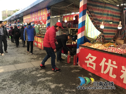 江阳区张坝街道匠心社区开展“春节年货展销会”期间消防安全专项检查(图2)