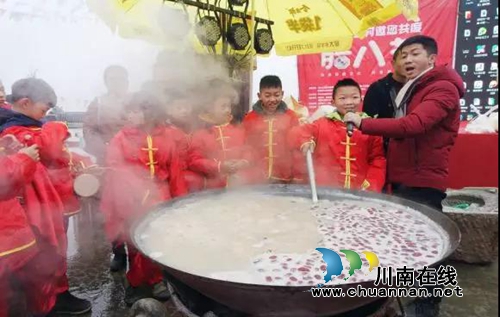 喝岳母粥传承中国文化&nbsp;古蔺桂香村腊八节很特别(图5)