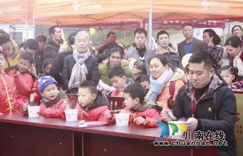 喝岳母粥传承中国文化&nbsp;古蔺桂香村腊八节很特别(图6)